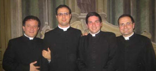 Sacerdoti.rimettete l'ABITO perchè l'occhio vuole la sua Uomini in giacca e cravatta sorridono con un sacerdote all